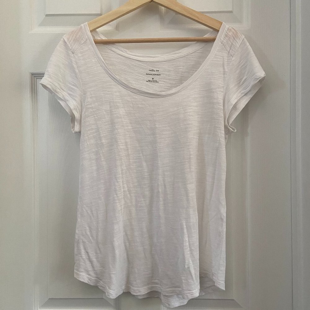 3/$25 Banana Republic White Malibu Tee